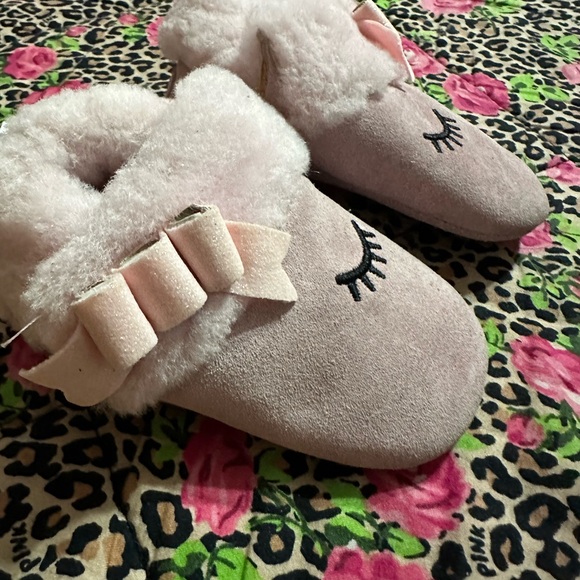 UGG SLIPPERS SIZE 4/5 - Picture 2 of 5